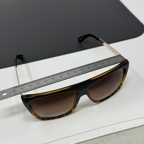 Desi x Quay OTL l l oversized sunglasses excellent - Picture 8 of 12